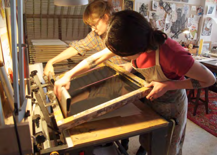 Caitlin Franzmann screen printing with Zeynep at her studio, Istanbul, Turkey 2014. Image courtesy of Asialink.